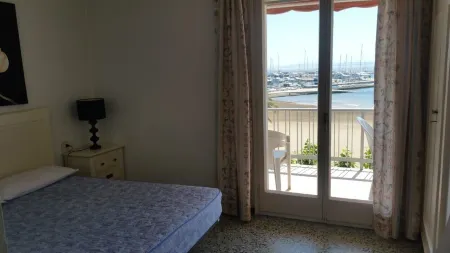 ROSES Super apartment PREMIERE LIGNE de MER for 6.- 8 PERSONES CENTRE VILLE Отели рядом с достопримечательностью «Aquabrava»