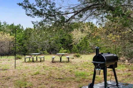 Peaceful Cabin - 8 acres Ranch Dripping Springs Venues & Breweries Отели рядом с достопримечательностью «Dreamland Dripping Springs»