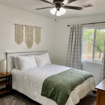 Centrally located! 30 mins to Pines or Petrified Forest. Family-friendly.