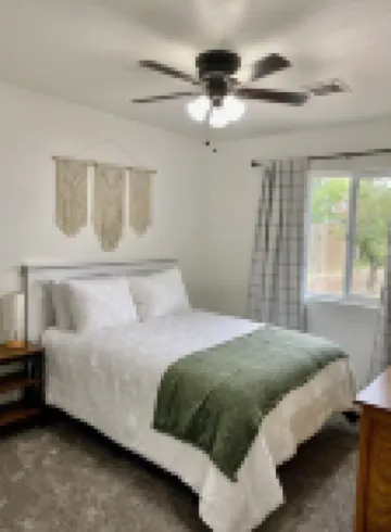 Centrally located! 30 mins to Pines or Petrified Forest. Family-friendly.