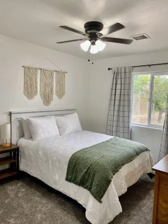 Centrally located! 30 mins to Pines or Petrified Forest. Family-friendly.