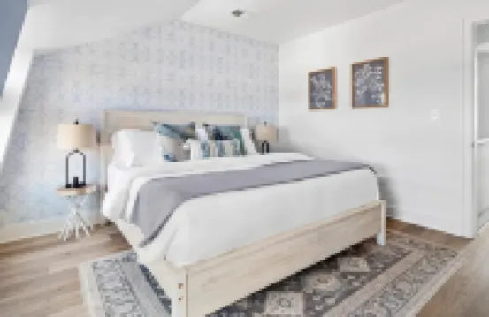 1/2 Block from King Street, 5★ Location ~ ♛King Bed ~ Free Parking