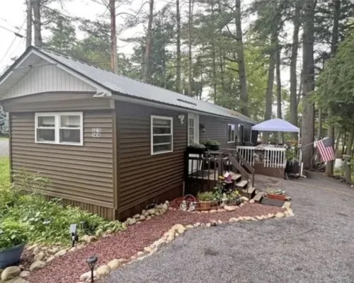Beautiful, cozy 2 bedroom house on Brantingham Lake! Hotels in Greig