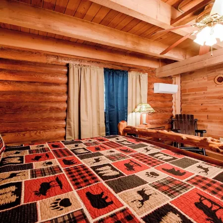 Beautiful log home less than a half mile from ichetucknee springs north entrance