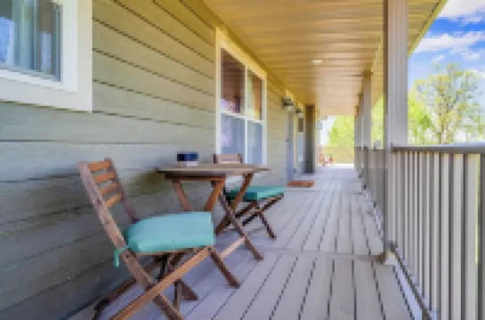 The Bridgeview Lodge, Hot tub, Amazing River Views and sun sets.