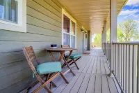 The Bridgeview Lodge, Hot tub, Amazing River Views and sun sets.