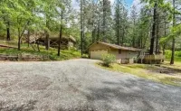 Cozy Upstairs Cabin w/Canal Views 45 mins to slopes & 10 mins to Rollins Lake