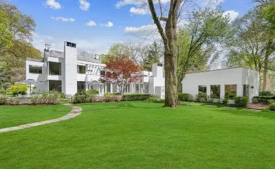 Mansion in Greenwich with private lake and river Hotels in 
