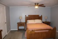 Centrally located 3 bdrm quaint house with a yard. Pet friendly, no cleaning fee Các khách sạn gần Owensboro Museum of Fine Art
