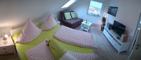 Bright, friendly top floor apartment with WLAN, 15 min. walk to the beach.