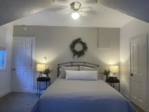 Walking distance to Downtown Historic Main Street and Outlaw Square - Homestays