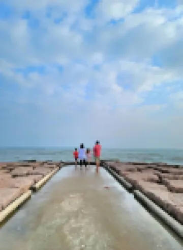 Cheerful & Bright 2 Bdrm Cottage- 4 Min. to Cruise Ports & Half Mile from Beach