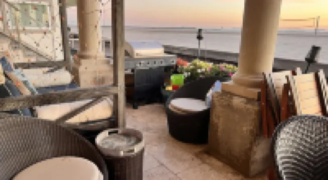 Ocean-Front Beach Studio Apartment On the Sand, kitchenette, Great wi-fi