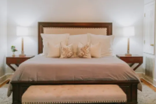 The King Suite - perfect location in Ocean Springs. Only 1 block to Front Beach!