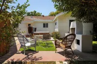 1970s Style Cozy Home with Fireplace Yard & Hot Tub