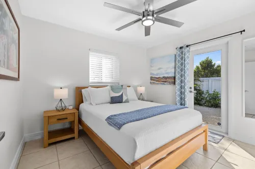 The Blue House.  Steps from Wilton Drive!  Outdoor sitting and dining, Grill, WD