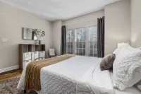 Near downtown Cary & RDU. Easy access to Raleigh, Durham and local venues.