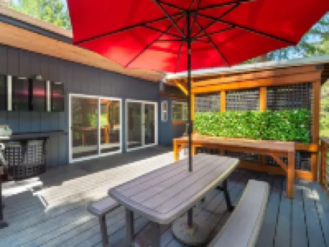 Couples Retreat! Every Season-Luxury, River Front, Hot Tub and Outdoor Shower