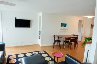 Two Bedroom airy modern apartment - Green Door