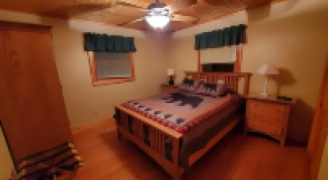 Lakeview Lounge. 3 bedroom cabin surrounded by national forest.