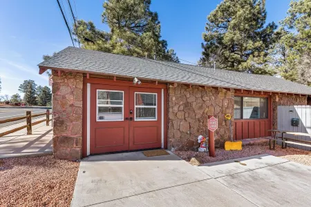 NoHo Stone Bungalow w/AC, W/D, 2 Smart TVs w/Speedy WiFi at Forest & Beaver St Отели рядом с достопримечательностью «Обсерватория Лоуэлла»