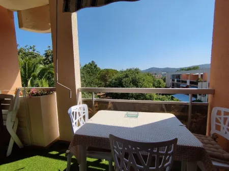 Apartment with terrace and garden view, 8 minutes walk from the beach Отели в г. Борм-Ле-Мимоза