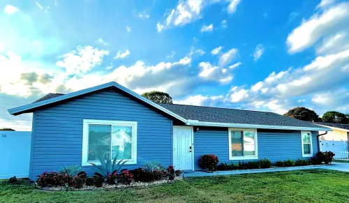 This Charming 3-bedroom house in Royal Palm Beach offers comfort and style! Hotels in Royal Palm Beach