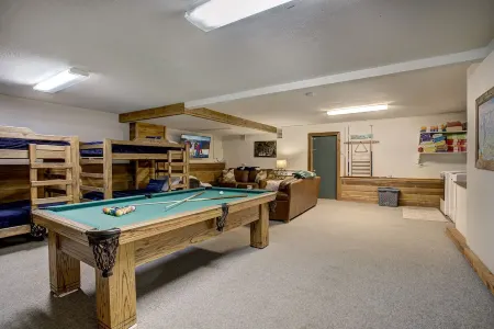 Spacious 3-Story Breck Mountain Home - Pet-Friendly, Peak 10 Views & Hot Tub