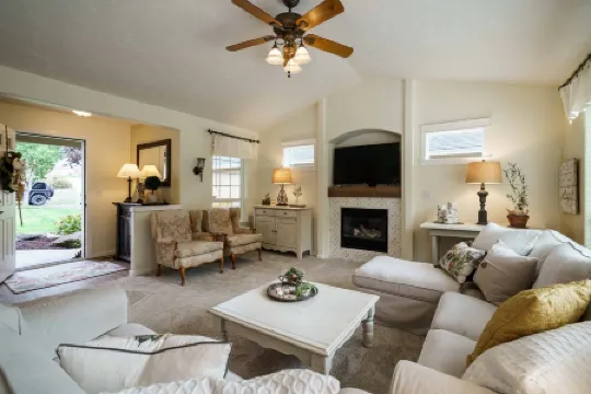 Bright Charming Home Central to Mt. Hood, the Gorge, Hood River and Vineyards