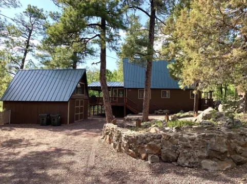 SPECTACULAR MOUNTAIN BLUFF CABIN WITH LAKE VIEWS-FENCED