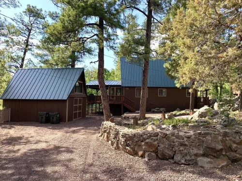 SPECTACULAR MOUNTAIN BLUFF CABIN WITH LAKE VIEWS-FENCED