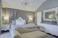 Sleeps 25, 5 Homes, Fire pit, Spring Fed Waterfront Hotels near Johnson Creek RV Resort & Park