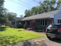 Steps to the beaches of Lake Erie 4BR, 3BA Beautiful House