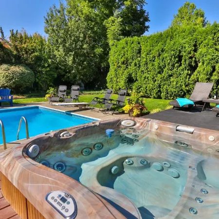 HEATED Swimming Pool, Hot Tub, Steps from Park, Dog Friendly