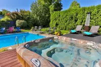 HEATED Swimming Pool, Hot Tub, Steps from Park, Dog Friendly