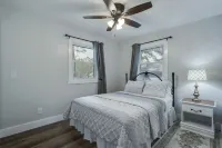 2-Bedroom, Dog Friendly Home sleeps 6 on the Tennessee River/Chickamauga Lake