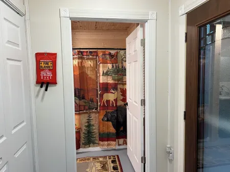 5 bedroom, 3 bath, beautiful hickory kitchen, large living space, sleeps 14