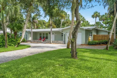 5 Min Walk - Golf Cart Included - Central Beach - House w Large Backyard & Pool