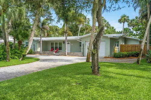 5 Min Walk - Golf Cart Included - Central Beach - House w Large Backyard & Pool
