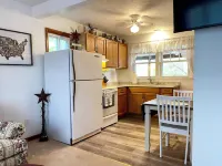 Cozy Cottage 2 bedroom house one and half bathrooms Cumberland, Md with AC, WiFi Hotels in Cumberland