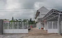 RedDoorz Syariah Near Wisata Situ Gunung Sukabumi Hotel dekat Warung Teh Erni