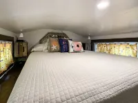A Whimsical Tiny House, Shaded by Oaks and Near Sugar-Sand Beaches and Bay!