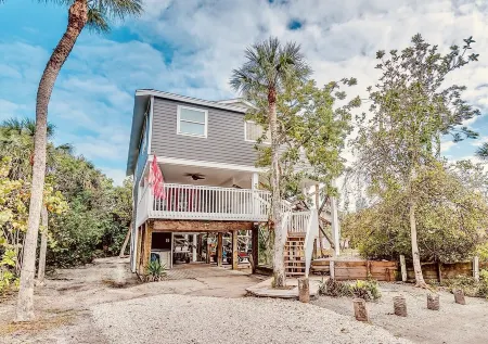 Near Beach, Includes Golf Cart , Bikes , Kayaks and Pool , 5 Stars. Ncic Member