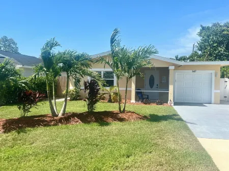 “COZY BEACH HOUSE” CLOSE TO BEACH, RESTAURANTS & SHOPPING