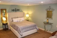 Private Luxury Retreat: In-home Theatre, Hot Tub, Gym, Game Room, and Zebra!