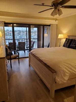 Wonderful condo, fabulous view overlooks Marina - Month stay discount