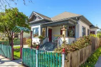 VICTORIAN PARADISE WITH INTELLIBED BED IN DOWNTOWN CAMPBELL Hotels near Shear Art Hair Salon
