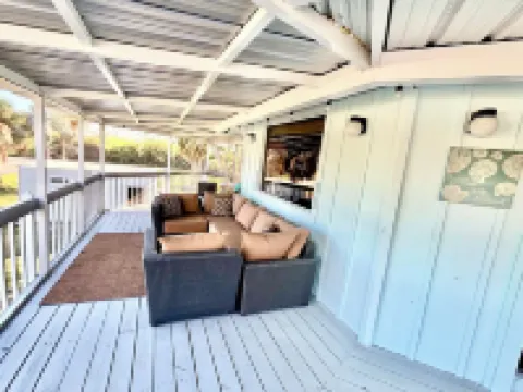 Cozy Treehouse-One-of a Kind Stay-Only 5 Minutes to Beach. Beach Gear Included!