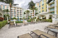 Charming 2-bedroom apartment with AC, fitness room in brilliant Lantana Hotels in Lantana