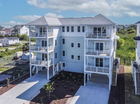 Lakefront Oasis w/ panoramic views on private road